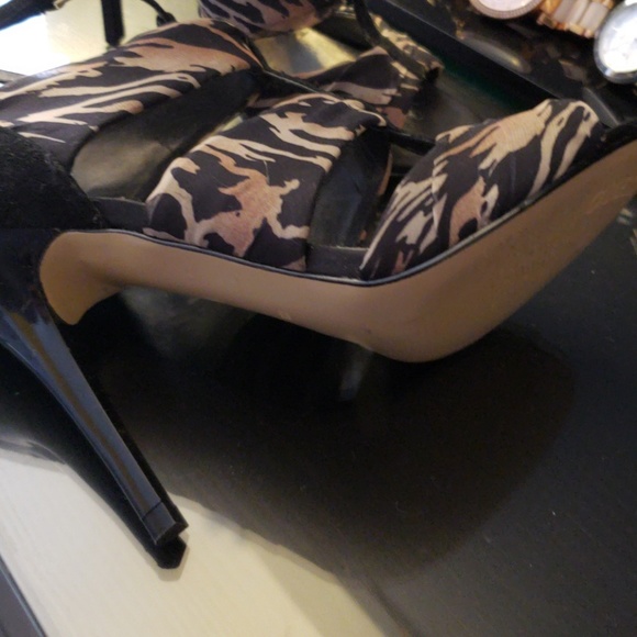 💗Guess" Sandals Heels" - Picture 3 of 3